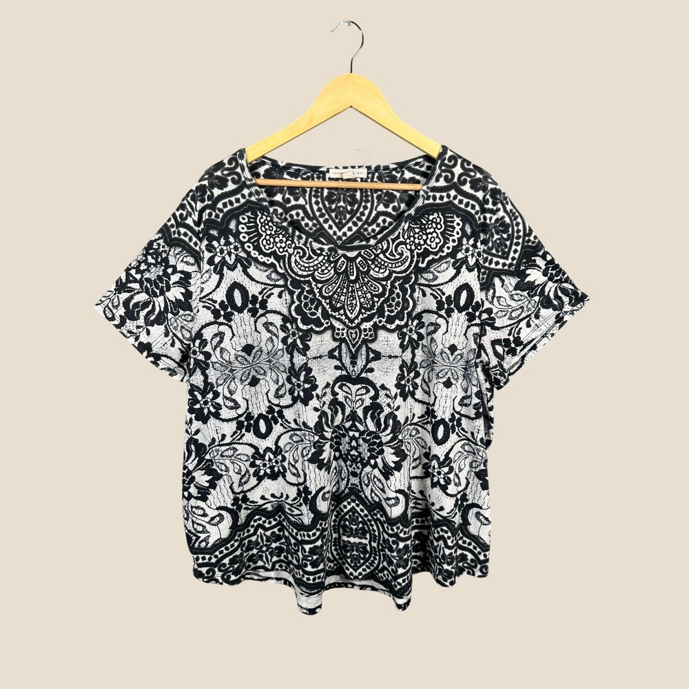 Plus Size 3X Paisley Damask Print Top Black White V Neck Boho Short Sleeve Tee